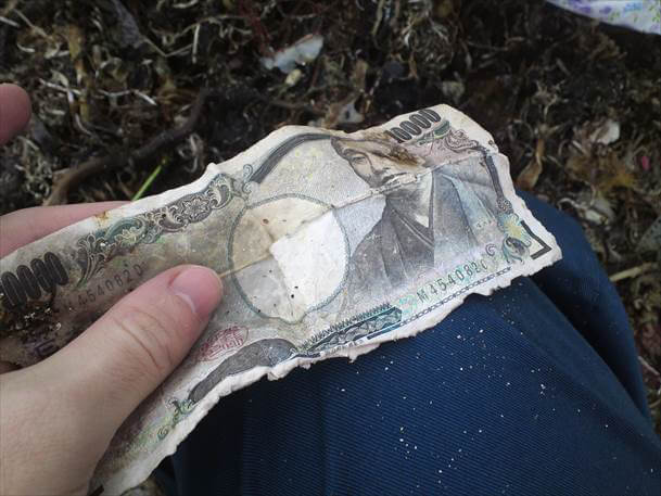 気仙沼の海岸清掃で拾った1万円札。現金もかなり出てきた。人間を感じさせて生々しい。
