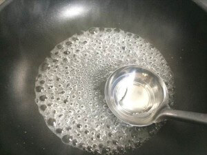 フライパンに砂糖
