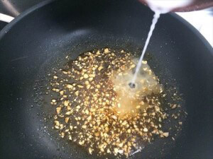 片栗粉をフライパンに入れる