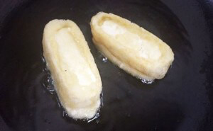 豆腐を揚げる