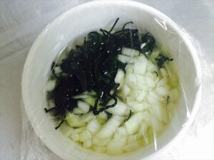 ひじきと玉ねぎを酢に