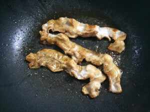 豚肉に火を入れる