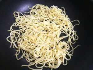 麺を焼く