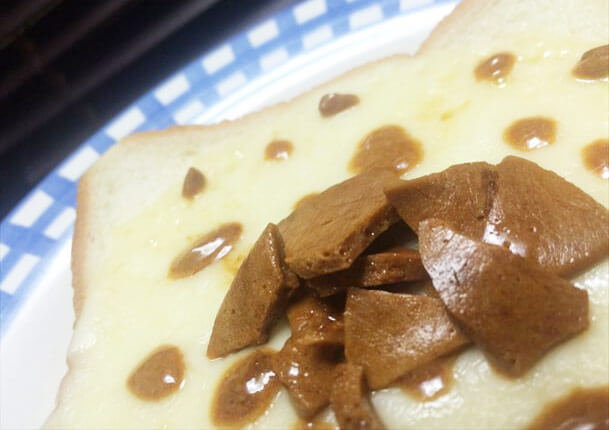 醤油カルメ焼きをチーズパンにトッピング!?