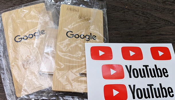 Googleロゴ入りスマホスタンドと YouTube シール