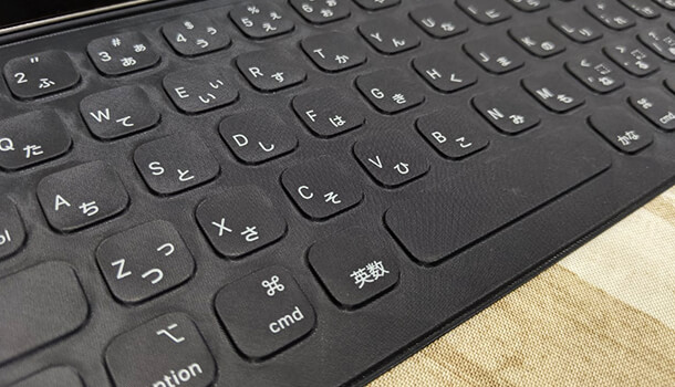 Smart Keyboard Folio はタッチパッドがない