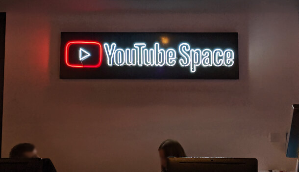 ネオンの「YouTube Space」という文字